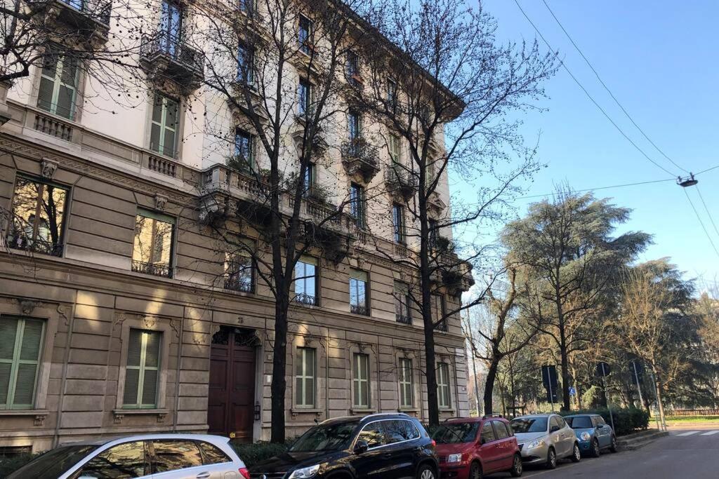 Casa Alberto Da Giussano, Elegante Bilocale In Centro Con Balcone Sul Parco Milano Eksteriør billede