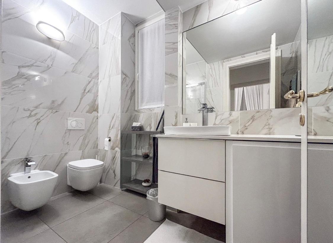 Casa Alberto Da Giussano, Elegante Bilocale In Centro Con Balcone Sul Parco Milano Eksteriør billede